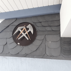 Hammersymbol auf einem Dach